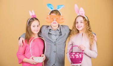 Grup Aksesuar kutlamak Paskalya bunny kulaklar çocuklar. Çocuklar küçük sepet ile Paskalya yumurtası avına hazır. Paskalya etkinliği ve eğlenceli. Arkadaşlar birlikte Paskalya gününde eğleniyor. Yumurta avlamak için hazır