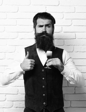 Gerçekten yakışıklı sakallı bir adam.