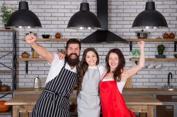 Vegetariskt koncept. Vardagliga vinnare. Mor och far lagar mat med dotter. Glad familjedag. vänlig familj i köket. hälsosam mat hemma. Grabben lagar middag med föräldrarna. göra allt tillsammans — Stockfoto