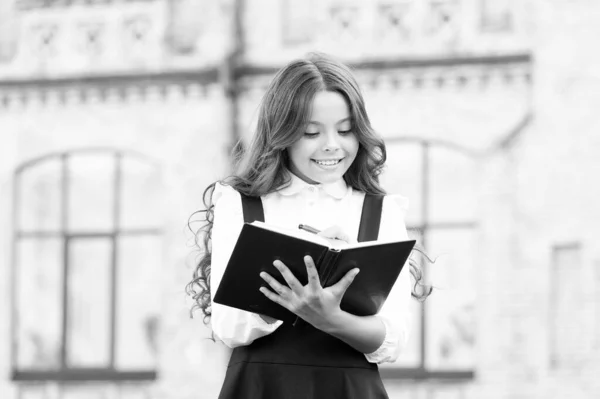 Intellectuele taak. Cognitief proces. Start nieuw schoolproject. Welkom terug op school. Schoolmeisje formeel uniform handboek. Naar kennis. Studenten leven. Studente. Intelligent kind — Stockfoto