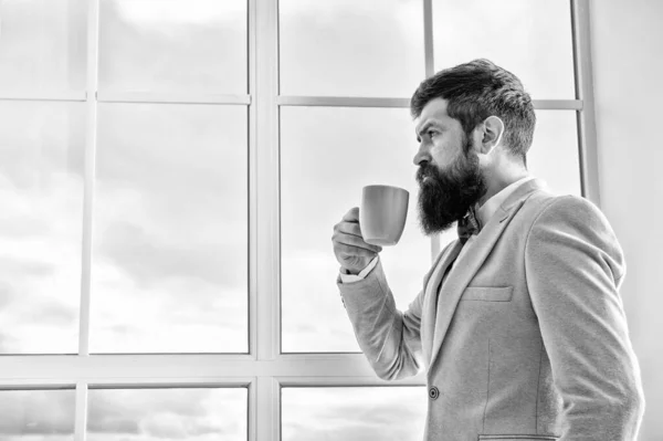 Ma prima il caffè. Il suo grande giorno. Concetto mattutino. Il giorno del matrimonio. Sposo barbuto hipster uomo indossare smoking blu e papillon. L'uomo sta alla finestra nervoso per il matrimonio. Scelte di vita e aspettative — Foto Stock