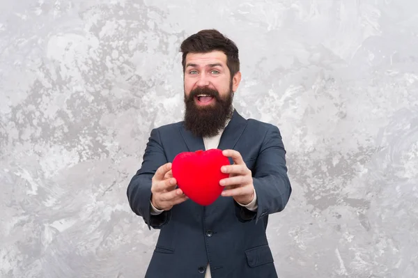 Novio romántico. Fiesta de San Valentín. Un hombre generoso. Un hombre guapo y seguro tiene el corazón rojo. Hombre de negocios traje formal símbolo de amor día de San Valentín. Listo para una cita romántica. Regalo romántico —  Fotos de Stock