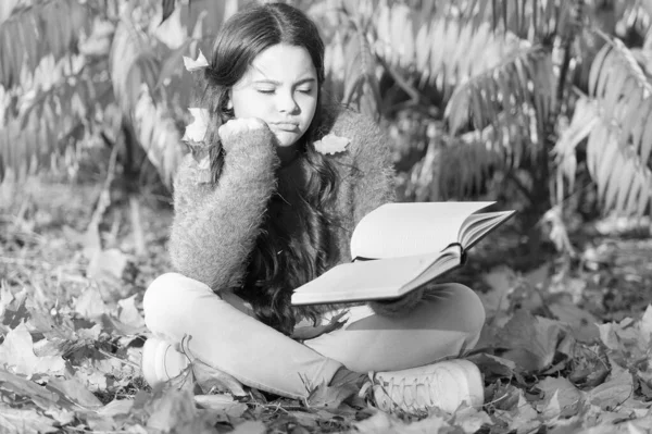 Znudzony i zmęczony. Małe dziecko lubi uczyć się na podwórku lub w parku. Dzieciak uczy się książki. Koncepcja samoedukacji. Dziecko lubi czytać. Uczennica się uczy. Ucz się codziennie. Dziewczyna czytać książki jesienny dzień — Zdjęcie stockowe