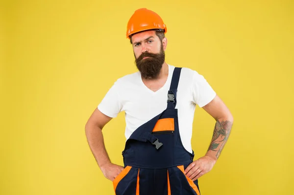 Mineiro usar capacete para a segurança. especialista em construção. trabalhador masculino brutal com barba. Ele é apenas artesão. escolha a sua ocupação. engenheiro de construção em uniforme de trabalho. homem construtor em chapéu duro — Fotografia de Stock