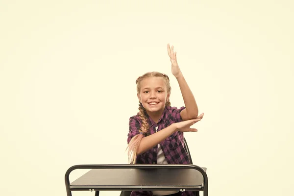 Smart elev. Grundskole elev. Liten elev som lyfter hand vid skrivbordet isolerat på vit. Liten elev recitera lektion i klassen — Stockfoto