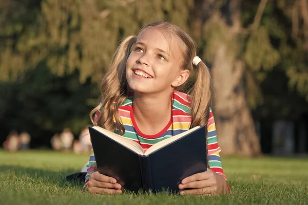 Tylko najlepsza wiedza. Urocze małe dziecko zdobyć czytać książki dla wiedzy. Dzień wiedzy. 1 września. Czytanie zwiększa wiedzę. Edukacja i umiejętność czytania i pisania — Zdjęcie stockowe