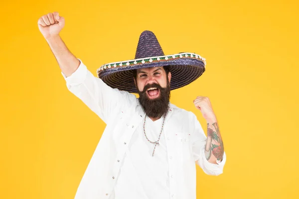 墨西哥的表演者墨西哥传统。探索墨西哥文化。庆祝传统节日。快乐的男人，索姆布雷罗纪念品草帽。计划暑假。节日的概念。嬉皮士玩得开心 — 图库照片