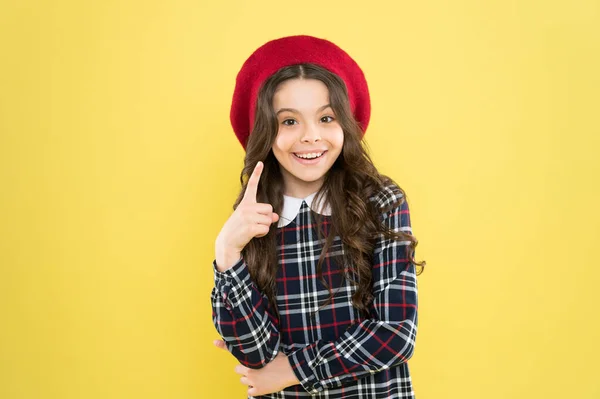 Mi inspiración de moda. aspecto elegante niña pequeña. boina francesa de niño parisino. cómo usar vestido a cuadros. chica tiene el pelo rizado largo. día en el salón de peluquería. chica adolescente feliz en uniforme. de vuelta a la escuela — Foto de Stock