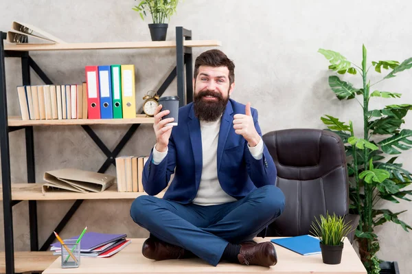 Sich frei fühlen. Weg zum Entspannen. Meditationsyoga. Selbstversorgung. Entspannungstechniken. Geistiges Wohlbefinden und Entspannung. Männer bärtige Manager formalen Anzug sitzen Lotus-Pose entspannt. BerufsBurnout verhindern — Stockfoto