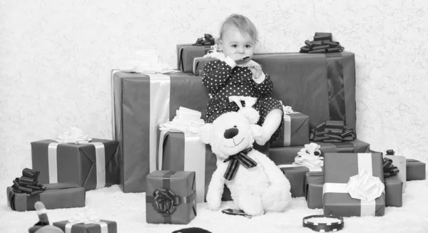 Cadeaux pour enfant premier Noël. Célébrez le premier Noël. Petite fille jouer près de pile de boîtes-cadeaux. Vacances en famille. Choses à faire avec les tout-petits à Noël. Cadeaux de Noël pour tout-petit — Photo