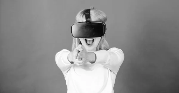 Nő a virtuális-valóság sisak. Fiatal nő segítségével egy virtuális-valóság sisak fogalmi hálózati vonalak. Boldog, fiatal nő, fárasztó virtuális valóság szemüveg, néz mozi vagy játék video játékok. — Stock Fotó