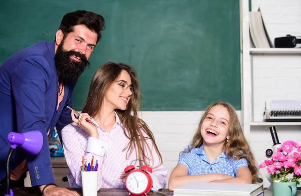 Bijles voor uitmuntendheid. Extra lessen. Een begaafd kind. Meisje studeert met een team van docenten. Thuis bijles concept. Tutors en naschoolse programma 's. Privéles bij docenten. Individuele aanpak — Stockfoto