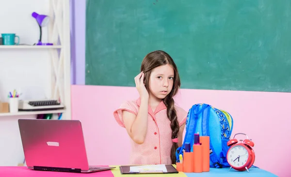 Study online. Lesson alarm. homeschooling concept. Good morning. girl in class with clock wait for day end. small girl pupil with computer. Use new technology. back to school. Online education — Stock Photo, Image