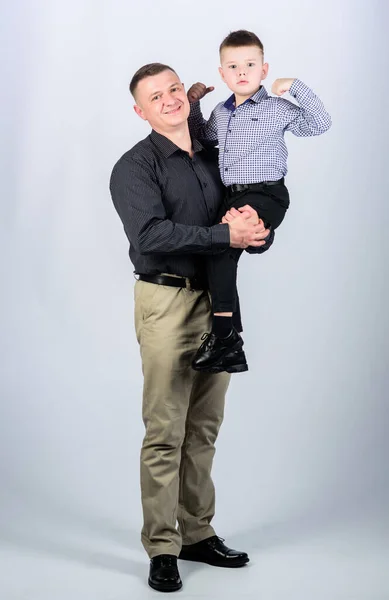 Papá y un niño adorable. Concepto de paternidad. Día de los Padres. Padre ejemplo de noble humano. Bonos familiares. Apoyo familiar. Hombres de verdad. Relaciones de confianza padre e hijo. Padre hijito. Mejores amigos — Foto de Stock