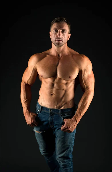 Nöjd med resultatet av träningarna. Bodybuilding sport. Musklernas kraft. Perfekt form. Koncept för kroppsbyggare. Bodybuilder man stark kropp. Bodybuilder sex förpackningar. Sexig kroppsbyggare muskulös bål — Stockfoto