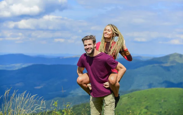 Verliefd stel zomervakantie. Liefde en vertrouwen. Romantische relaties. Mooi koppel omarmt landschap achtergrond. Reis naar de bergen concept. Huwelijksreis in Highlands. Twee harten vol liefde — Stockfoto