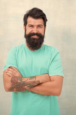 Muhteşem bıyığının tadını çıkar. Bıyık şeklinde sakallı bir adam. Tıraşsız suratında bıyıklı, kaba bir hippi. Mutlu adam uzun sakal ve bıyık takıyor. Berber Dükkanı