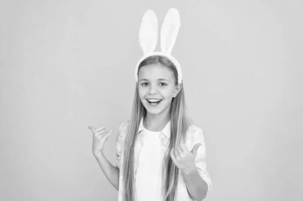 Édes bunny. Keres szép húsvéti nyuszi öltözék. Aranyos kis lány visel nyuszi füle fejpánt. Kis lány gyermek húsvéti nyuszi stílusban. Divatos kiegészítő, a húsvéti jelmezes buli — Stock Fotó