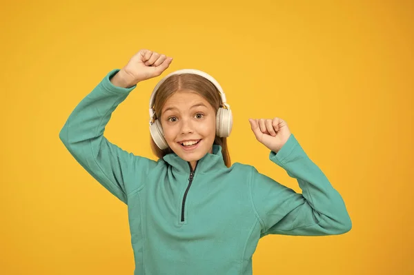 La canción es genial. Lindo niño pequeño escuchar la canción en el fondo amarillo. Adorable niña disfrutar de la canción jugando en los auriculares. Componiendo su canción. Música. Concierto — Foto de Stock