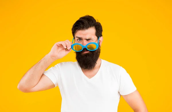 Augengesundheit. Modische Sonnenbrille. Sommerferien. UV-Schutzkonzept. Männerbrillenmodell. Schöner Typ mit Sonnenbrille. Hipster bärtiger Mann mit trendiger Sonnenbrille. Perfekte Vision — Stockfoto