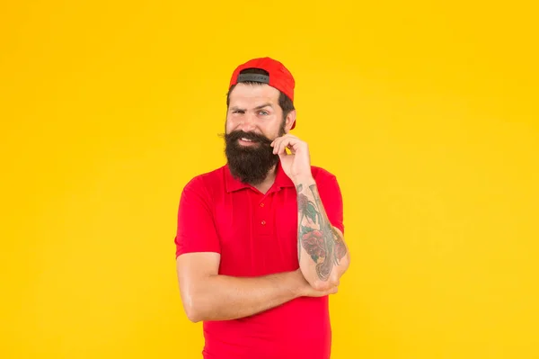 Brutale bellissimo hipster tatuato. Uomo barbuto stile trendy. Vita da hipster. Barba e baffi toelettatura. Cool hipster con la barba indossare un cappello alla moda. Salone da barbiere e cura dei peli sul viso. Mascolinità — Foto Stock