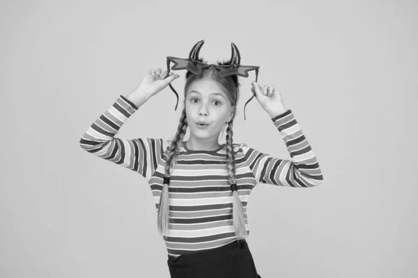 Preparándose para la fiesta. Empieza esta fiesta. Atributos del partido. Chica demonio juguetona. Un temperamento femenino. Lindo pero peligroso. Concepto de Halloween. Niño pequeño con cuernos rojos y gafas. Accesorios para carnaval — Foto de Stock