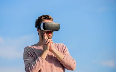 Maço adam dijital dünyada kablosuz sanal gerçeklik gözlüğü takıyor. VR kulaklığı kullan. Adam sanal gerçeklik gözlükleri. Seksi adam gökyüzü arkaplan gözlüğü. Kendi işini kur. Sanal oyun oyna