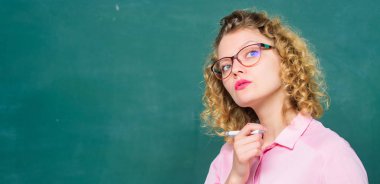 Yeni okul yılı. Kız sınavlara hazırlanıyor. Gözlüklü öğrenci tahtada. Okuldaki kız öğretmen. Resmi olmayan ve gayri resmi eğitim. Okula dönüyorum. Boş tahta. Boşluğu kopyala