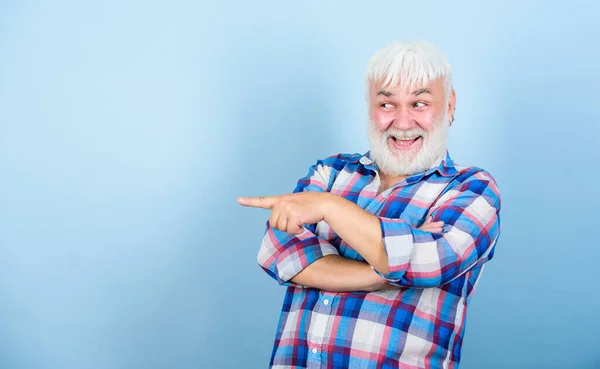 Cabelo premiado. barbeiro e cabeleireiro. moda masculina. homem barbudo maduro em peruca branca. Conceito de queda de cabelo. avô na reforma. cuidados de saúde. Velho e feliz avô. homem de barba cinzenta. espaço de cópia — Fotografia de Stock