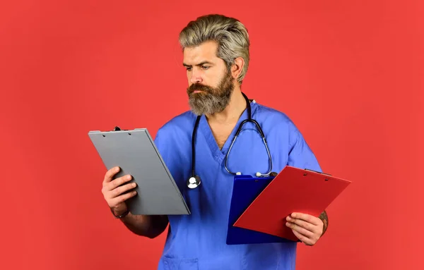 Krankenschwester halten Ordner. Kinderkrankenpflege. Krankenhaus oder Klinik. Berufsmediziner. Arzt mit Stethoskop und Klemmbrett. Therapeut schreibt Rezept — Stockfoto