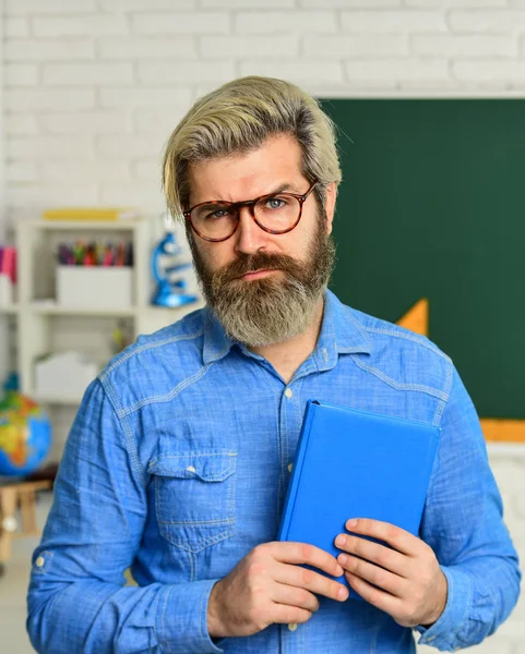 Cours d'étude pour examen. professeur strict en lunettes. enseignant vérifier les connaissances. Êtes-vous prêt pour le test d'examen. Tuteur d'homme en classe. utiliser un carnet ou un livre. retour à l'école. littérature et apprentissage des langues — Photo