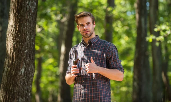 Temporada de camping comenzar. le encanta hacer senderismo. concepto de aventura turística. beber cerveza en el camping. no dejes basura en el bosque. contaminación ecológica. El hombre bebe cerveza en el bosque. relajarse en fin de semana de picnic de verano — Foto de Stock