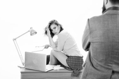 Okula gitme zamanı. İşadamı masabaşında oturan güzel bir öğretmene bakıyor. Sevimli işletme fakültesi profesörü işinde teknoloji ve bilgi kullanarak. Okul konseptine geri dön