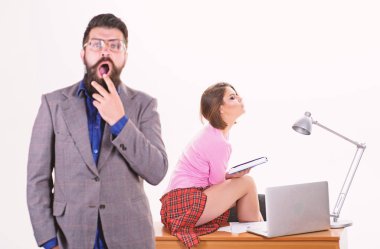 İş eğitimi eğitimi. Ön planda açık ağız ve yetişkin eğitimi için okulda güzel öğretmen ile bulanık hipster. Seksi eğitim görevlisi ve sakallı adam. Eğitim ve öğretimin sağlanması