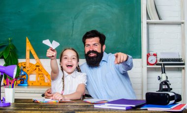 Sakallı pedagog ve öğrenci eğleniyor. Okul boş zamanlarında öğreniyor. Öğrencilerden oluşan bir topluluk yaratmak. Öğretmen ve okul kızı. Etkin bir şekilde büyüyen ve başarılı olan ilgili öğrenciler.