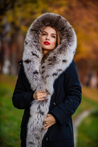 Pure vrouwelijke schoonheid. echt bont online kopen. de winnende formule. elegante en verfijnde dame draagt bont. zakenvrouw in bontjas. Magie van echte bont redt echt de dag. nog steeds trendy vandaag — Stockfoto