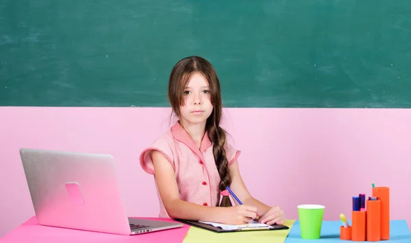 Στο χώρο εργασίας μου. 4G internet για weblog. Μελέτη παιδικής ηλικίας στο διαδίκτυο. Ημέρα γνώσης. Έξυπνη μαθήτρια στην τάξη. Πίσω στο σχολείο. μικρό κορίτσι μαθητής με φορητό υπολογιστή. Ηλεκτρονική εκπαίδευση. Εργασία για το έργο — Φωτογραφία Αρχείου