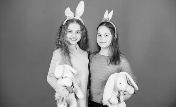 Célébrer le printemps. Joyeuse Pâques. Chasse aux œufs. Famille et fraternité. Petites filles avec jouet de lièvre. Fête du printemps. Enfants dans les oreilles de lapin lapin. Prêt à célébrer. Avec des amis. Humeur printanière — Photo