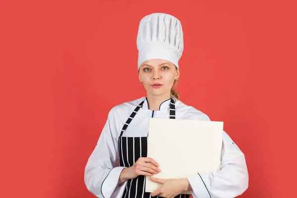 Μαγείρεψε στην κουζίνα της. Ανοιχτό βιβλίο συνταγών για υγιεινό μαγείρεμα. κρατά ένα μυστικό για τα συστατικά. γυναίκα χρησιμοποιεί Cookbook. επαγγελματίας σεφ διαβάσετε τη συνταγή για το μαγείρεμα. Γυναίκα σεφ ετοιμάζεται πιάτο. αντίγραφο χώρου — Φωτογραφία Αρχείου