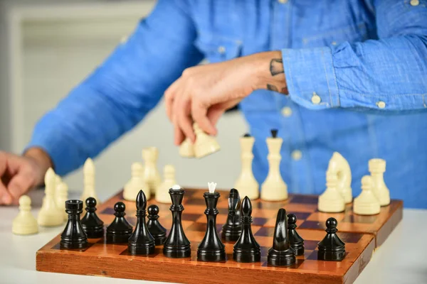 Wedstrijd succes spelen. Geconcentreerde man die schaakstrategie ontwikkelt. bordspel spelen met een vriend. bewegend stuk tijdens het schaaktoernooi. bewegende stukken op het schaakbord. man houd schaken stuk — Stockfoto