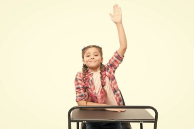 1 Eylül öğretim yılının ilk günü. Küçük kız 1 Eylül'de beyaz izole el kaldırarak. 1 Eylül'de ders alan küçük bir öğrenci. Okulun ilk gününde sevimli bir okul çocuğu. 1 Eylül