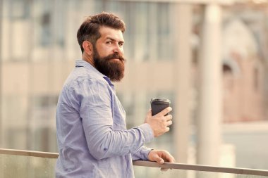 Biraz daha kahve. sabah kahvesi. Sakallı olgun hipster. Sakallı adam rahatla. kahve fincanı ile acımasız hipster. enerji yükü. Erkek berber bakımı. kopya alanı. düşünceli adam içki kahve açık götürmek