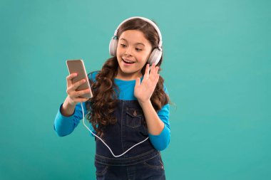 Blogger yaşam tarzı. Görüntülü arama. Akıllı telefonu olan küçük bir kız çocuğu. Cep telefonu kullanan küçük bir kız. Çocuk yeni teknoloji öğreniyor. Güzel cep telefonu teknolojisi kullanıcısı. Mobil aygıtta video izleniyor