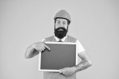 Foreman İnşaat Konsepti. İşçi sakallı surat. Miğferli miğfer. Su, hijyen ya da ısıtma sistemlerinin tesisat ve tesisatlarını kurun ve tamir edin. Erkek başlığı karatahta kopyalama alanı içerir