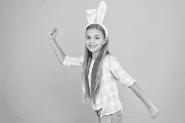 Atividades de Páscoa. Que coelhinho giro. Feriado coelho menina posando com orelhas longas bonitos. Criança sorrindo desempenhar papel coelho. Um acessório para orelhas de coelho. Feliz infância. Tradições para as crianças para ajudar a entrar em espírito de Páscoa — Fotografia de Stock