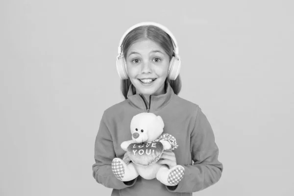 Tienda de artilugios. Tengo este presentimiento. Chica escuchando música auriculares inalámbricos. Enamorado del sonido estéreo. Disfrutando cada nota. Educación musical. Clases para cantantes. Sabor musical. Accesorio musical — Foto de Stock