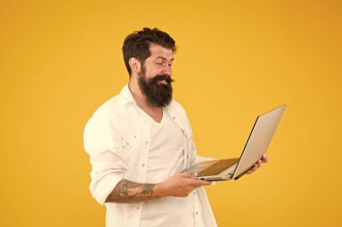 Dijital dünya. Programlama kavramı. Defterli sakallı adam. Başarılı geliştirici. İnternetten alışveriş. Dizüstü bilgisayarı olan programcı. İnternette sörf yapmak. Çevrimiçi ödeme. İnternetten aldım. Defter kullanan adam