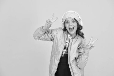 Çevrimiçi öğrenme zaferini getiriyor. Mutlu çocuk çevrimiçi müzik dinler. Küçük kız zafer işaretleri gösteriyor. Online okulda öğreniyorum. Müzik dersi çevrimiçi