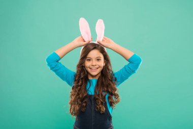 Paskalya tavşanının geldiği yer. Mutlu tavşancık. Küçük kız tavşan kulağı takıyor. Bebek tavşanın güzel görünüşü. Küçük çocuk Paskalyayı kutluyor. Moda ve tarz. Tatil kutlaması. Bahar mevsimi