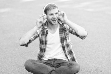 Dünya çapında bilgi erişimi. Ses kütüphanesi. Öğrenmenin başka bir yolu. Adam yakışıklı üniversite öğrencisi kulaklıklar. Online öğrenme. Eğitim teknolojisi. E öğrenme. Her yerde çalış. Sesli kitap konsepti